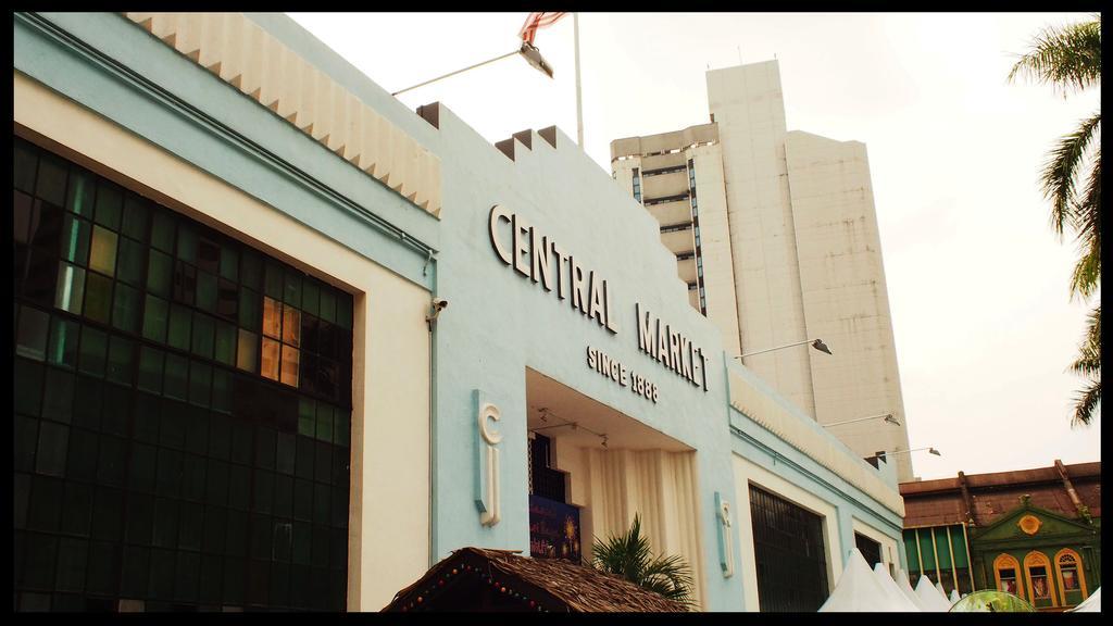 Leo Leisure @ Market Hotel